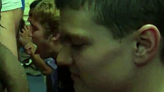 Любители геи погружаются в дикую оргию в общежитии