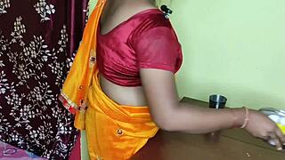 स्टेपमदर खाना बनाती है जबकि स्टेपसन उसकी गैंड पर पागल होता है!