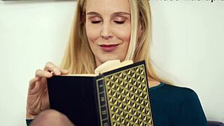 OMG, blondă sexy se excită în sala de așteptare cu chiloți transparenți! 😍