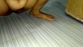 अनस्टॉपेबल ब्रिटिश इंडियन मिल्फ पिसिंग कंपाइलेशन को डोमिनेट करती है न्यू ईयर के लिए