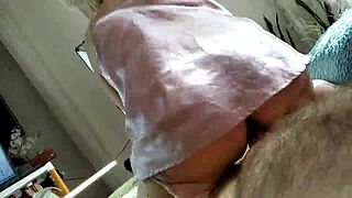 Čoveče, Aimee je vruća milf koja puši kao profesionalac! Njene perverzne porodične vibracije me uhvatile. Ne mogu prestati gledati ovu seksi kugu kako jaše žestoko.