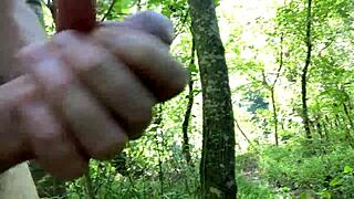 Wow, schau dir diesen geilen triefenden Schwanz am Fluss abgehen! Total irre!