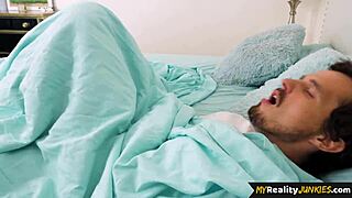 كس الجميلة المتعبة ممدود بقوة من زب زوجها السميك!