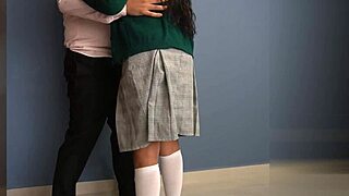 Estudiante morena impresionante se dobla para lecciones privadas con profesor cachondo