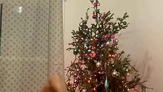 Anna Maria, latineren, ryster sine store titter i en sexet jule dansevideo.