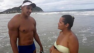 Tapasin kuuman tytön rannalla ja vein hänet rullalle Paty Bumbumin kanssa, mikä herkku