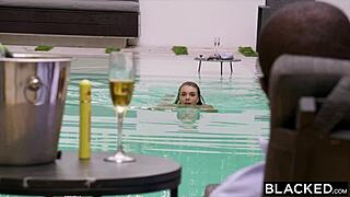 Hej, Gabbie, zakaj varaš svojega fanta ob bazenu?