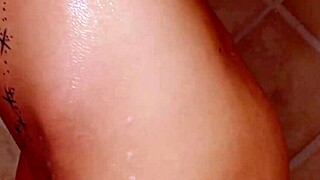 18-letnia blondynka rozbiera się w gorącej scenie pod prysznicem