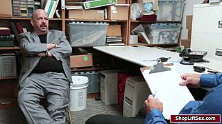 Uradnik v nakupovalnem centru ujame mladostnico tatinko v akciji