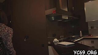 Mladá kundička rozdrcená tvrdě v mokré garáži při buchací seanci